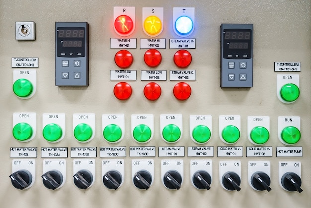 Exhibición técnica en el panel de control con los dispositivos eléctricos gabinete de los dispositivos, luz