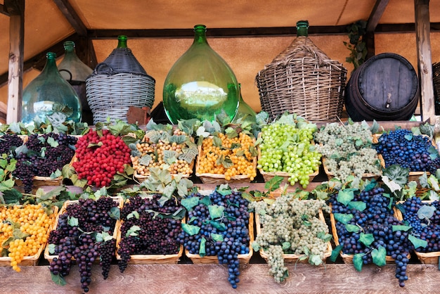 Foto exhibición de una variedad de uvas de colores.