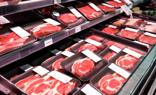 Exiba bifes de carne bovina em um supermercado