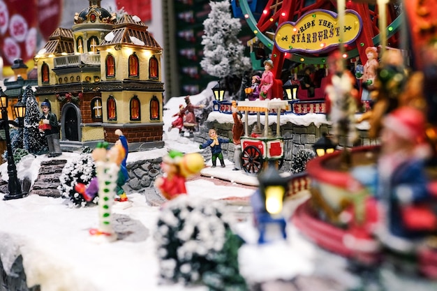 Exibição de aldeia de natal em miniatura colorida