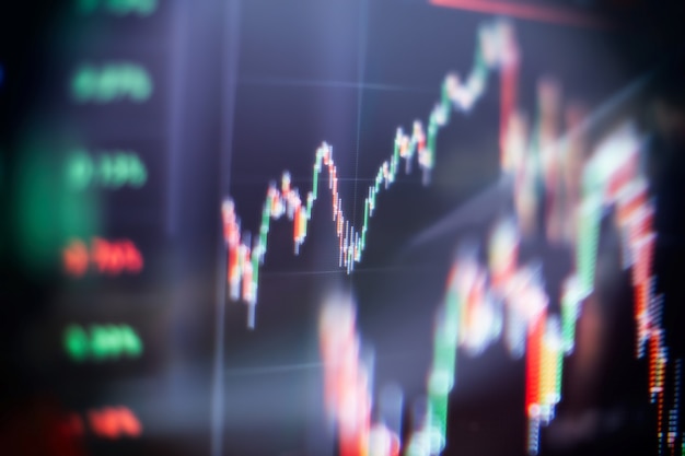 Exibição de cotações do mercado de ações. Gráfico de negócios. Tendência de alta de baixa. Tendência de alta do gráfico Candlestick, tendência de baixa. Plano de fundo do gráfico de negócios: Análise de contabilidade de negócios em folhas de informações.