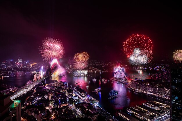 Foto exibição de fogos de artifício à noite