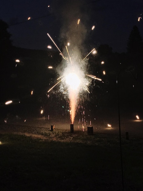 Foto exibição de fogos de artifício à noite