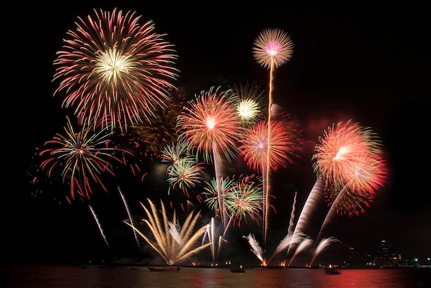 Exibição de fogos de artifício à noite