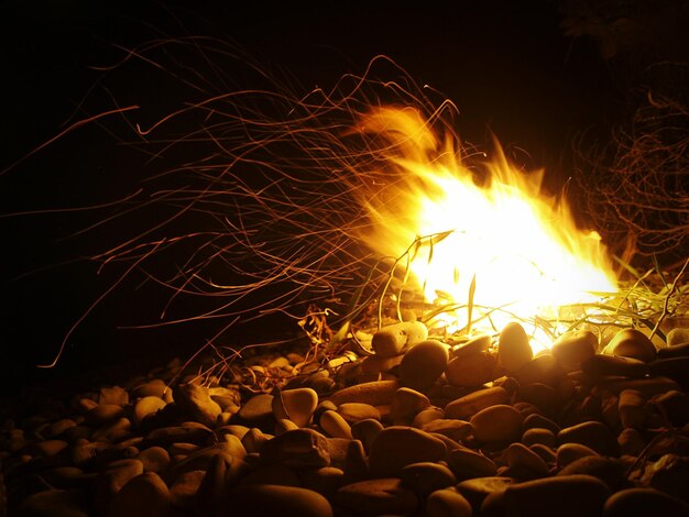 Foto exibição de fogos de artifício à noite