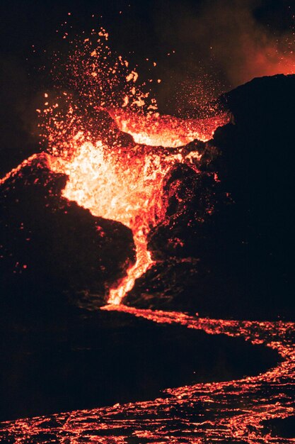 Foto exibição de fogos de artifício à noite