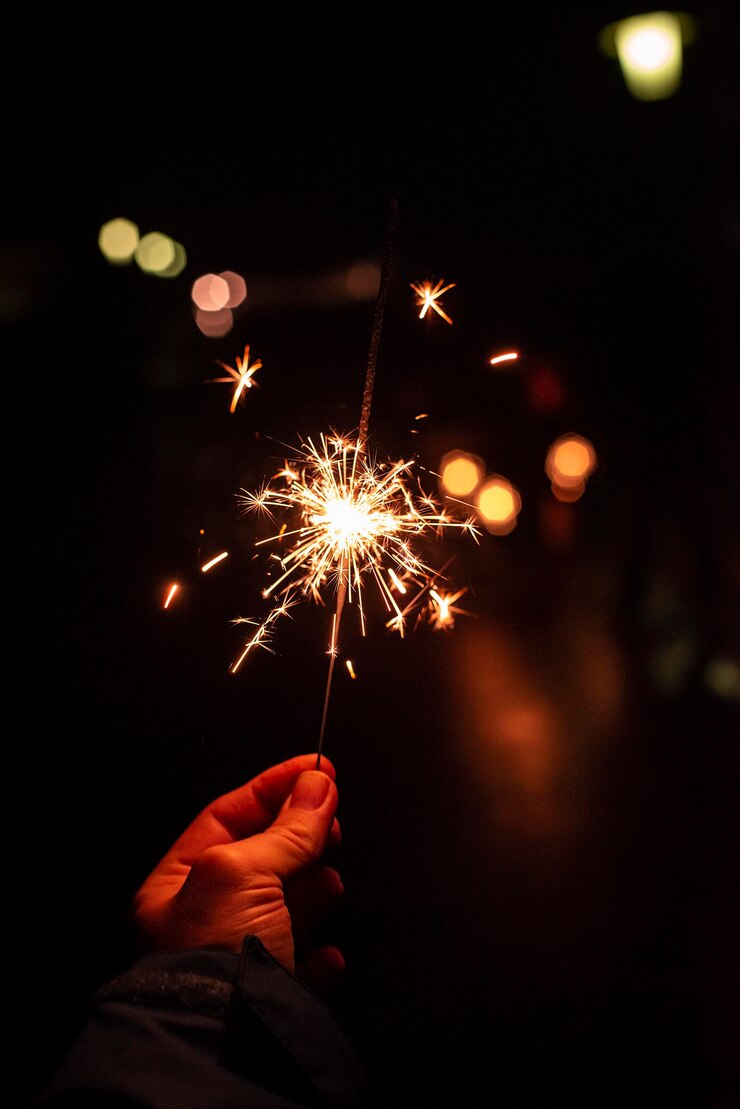 Foto exibição de fogos de artifício à noite