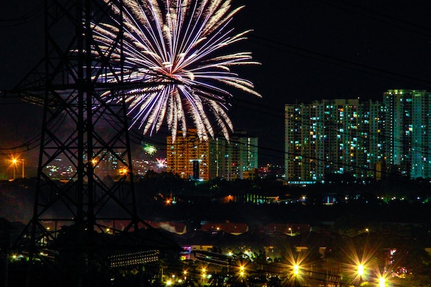 Foto exibição de fogos de artifício na cidade contra o céu à noite