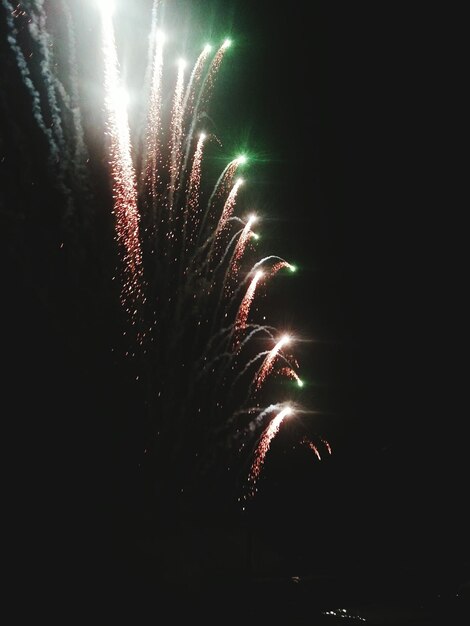 Exibição de fogos de artifício no céu à noite