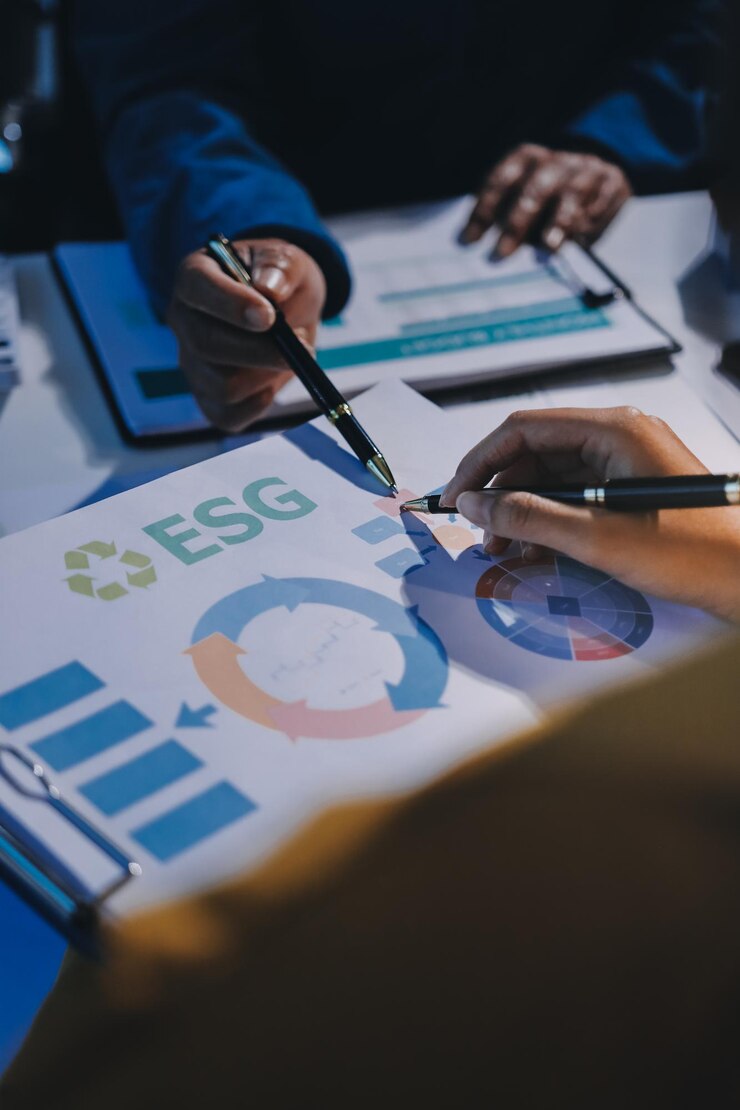 Foto exibição de governança social e ambiental esg em laptop em empresa ecológica reunião com empresários que implementam a proteção ambiental para uma ecologia futura limpa e sustentável pioneirismo
