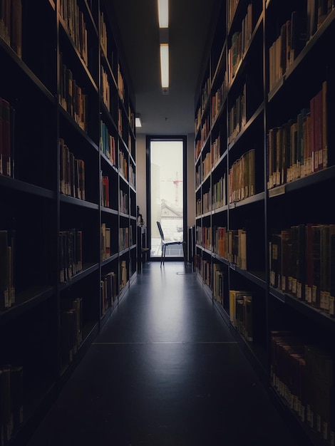 Foto exibição de livros na biblioteca