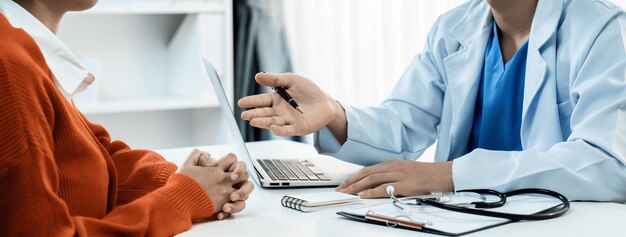Exibição de relatório médico ou resultado de diagnóstico da saúde do paciente em um fundo desfocado da consulta médica no hospital Consulta médica e tratamento de saúde Panorama Rígido