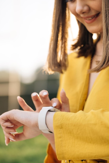 Exibição de rolagem do relógio inteligente no smartwatch verificando a notificação recebida na tela de toque do relógio inteligente