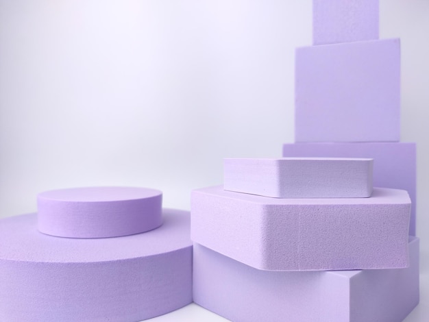 Exibição mínima de produtos de pódios violetas roxos em fundo branco