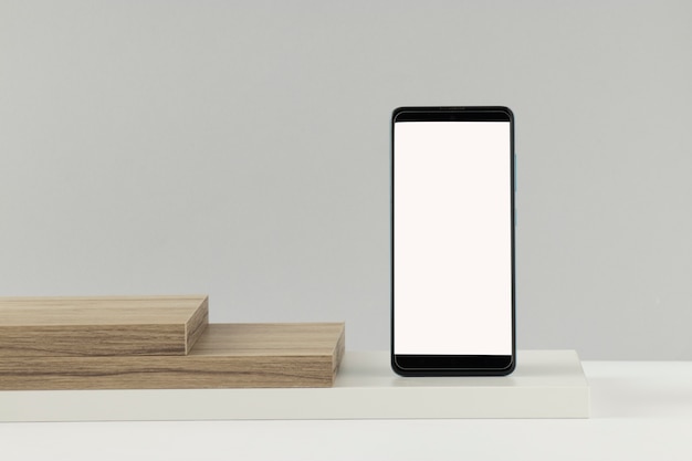 Foto exibição mínima de smartphone com tábuas de madeira