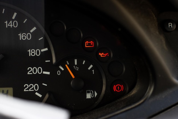 Exibição na tela da luz de aviso do status do carro nos símbolos do painel do painel que mostram os indicadores de falha bateria fraca falta de óleo