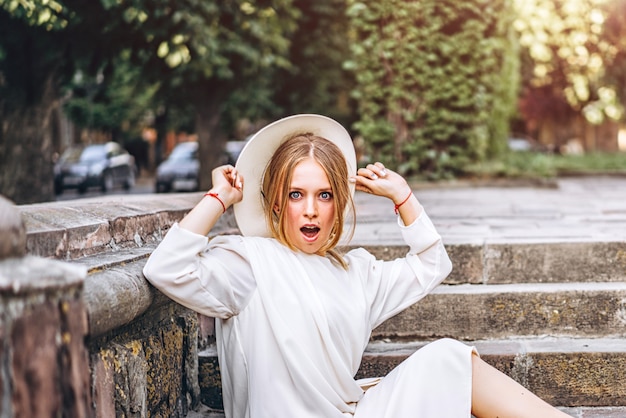 Exicted bonita mujer en vestido vintage al aire libre