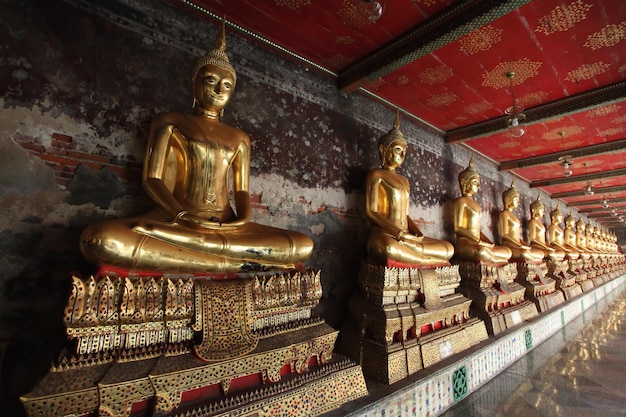 Existem muitas belas imagens de Buda.