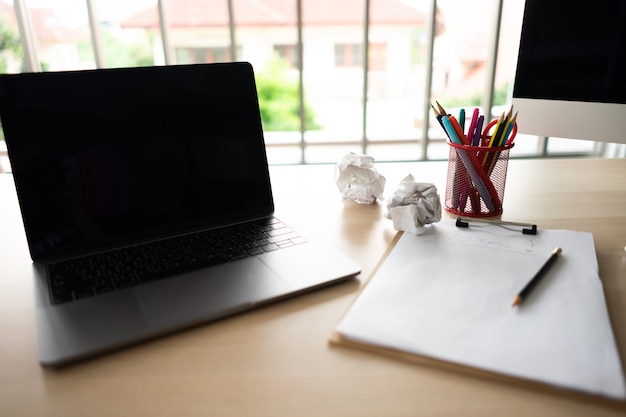 Existem muitos dispositivos e ferramentas na mesa do escritório. o computador é importante para o seu trabalho