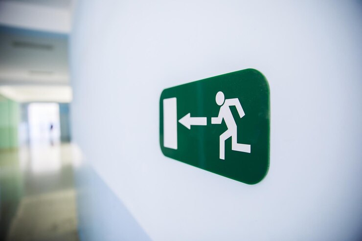 Foto exit sign an der wall