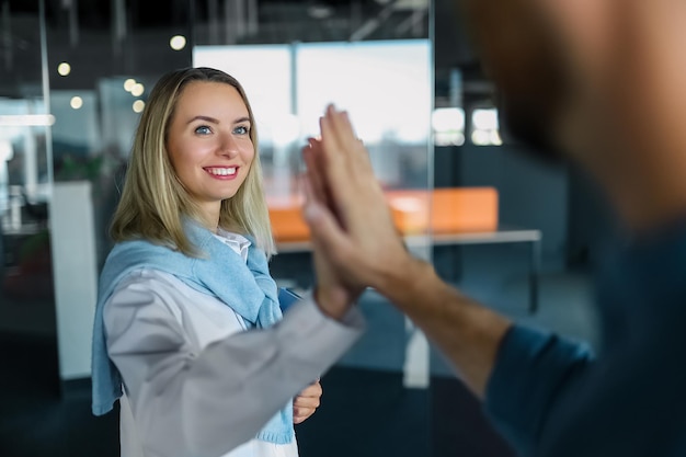 Foto Éxito. colegas que se sienten felices después de un buen trato