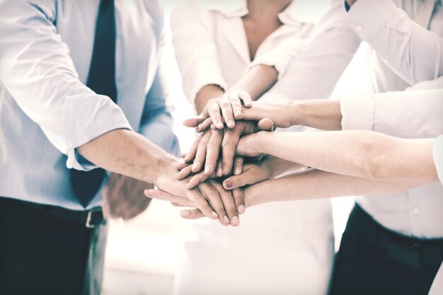 El éxito y el concepto ganador - equipo de negocios feliz celebrando la victoria en la oficina