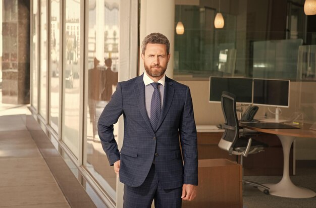 Éxito empresarial hombre exitoso en traje formal gerente masculino moda formal