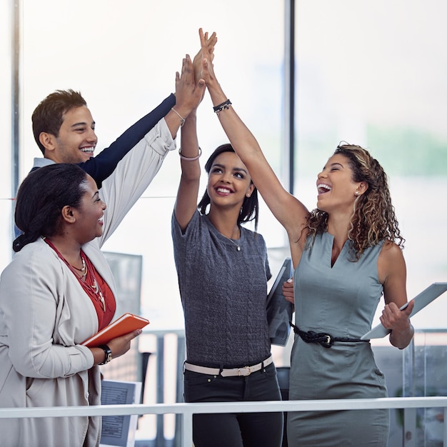 Foto el éxito de este equipo no conoce límites toma de colegas trabajando juntos en una oficina