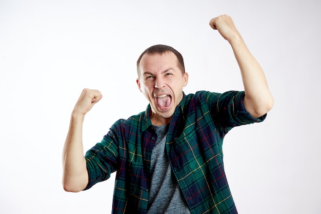 Foto el éxito es alegría y suerte. el hombre es feliz, victoria. cara feliz del chico aislado