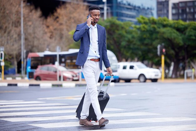 El éxito es caminar del fracaso a la victoria. Foto de un joven hombre de negocios caminando y usando un teléfono en la ciudad.