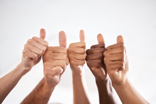 Foto Éxito ganando o manos de personas con un pulgar hacia arriba para el apoyo o la motivación del trabajo en equipo diversidad empresarial y empleados con un gesto juntos para agradecer la colaboración o celebración