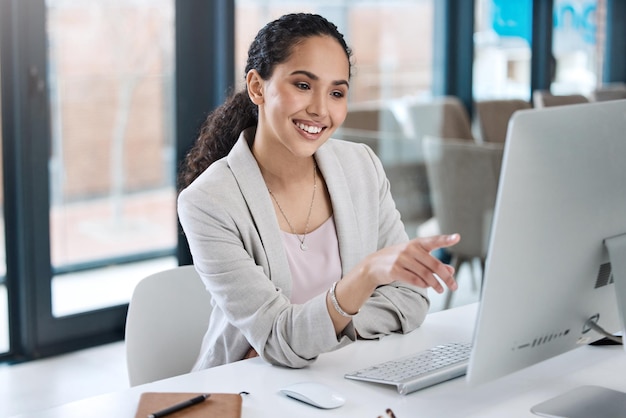 Éxito informático y mujer de negocios que trabaja en la oficina mientras lee información en línea Sonrisa feliz y empleada profesional que planifica un proyecto corporativo en un escritorio en el lugar de trabajo