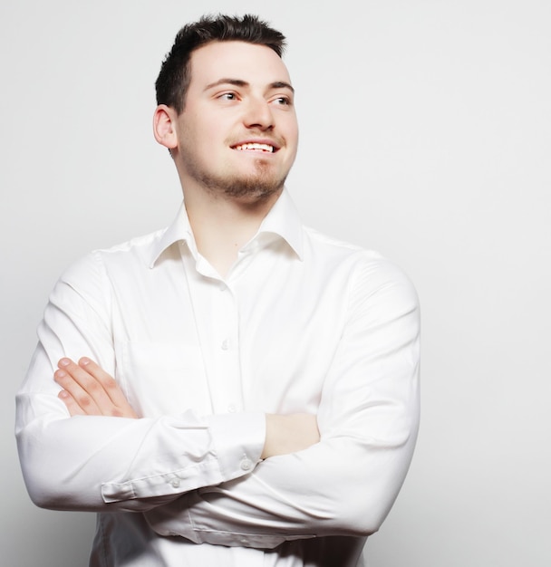 Foto el éxito de los negocios y el concepto de las personas joven hombre de negocios con camisa blanca aislado en blanco