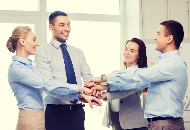 éxito, negocios, oficina y concepto ganador - equipo de negocios feliz celebrando la victoria en el cargo