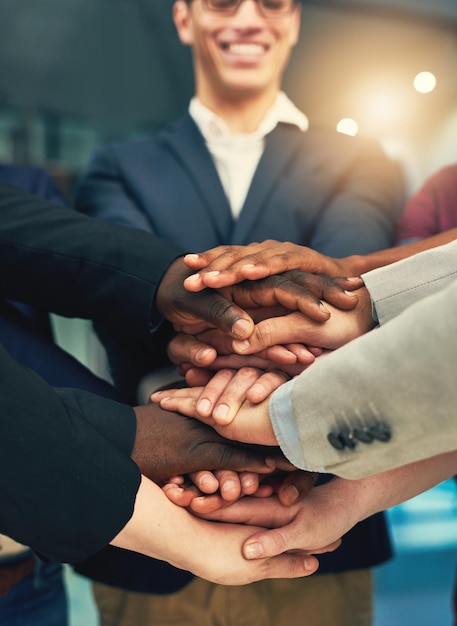 Foto Éxito en el trabajo en equipo y mano de gente de negocios en el cargo para la celebración del trabajo en equipo y la motivación colaboración corporativa y trabajadores con la mano juntos para apoyo solidario y objetivo