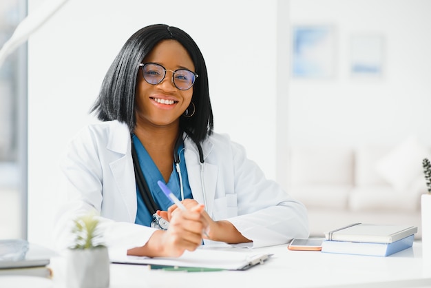 Exitosa doctora negra sonriendo en Office