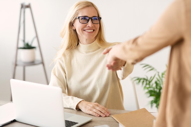 Exitosa entrevista de trabajo jefe femenino y apretón de manos de empleados