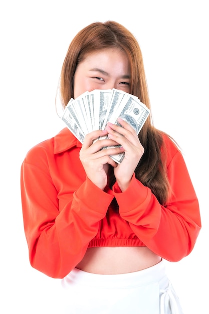 Exitosa hermosa mujer de negocios asiática joven con dinero billetes de un dólar en la mano aislado sobre fondo blanco, concepto de negocio