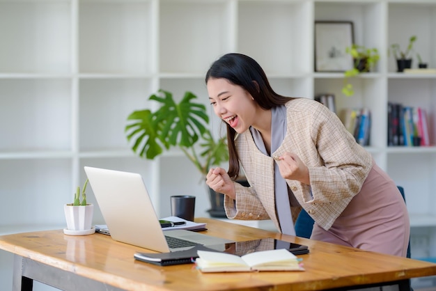 Exitosa joven empresaria asiática en el trabajo que logra sus objetivos