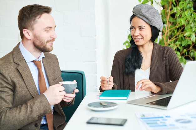 Exitosa joven empresaria en reunión