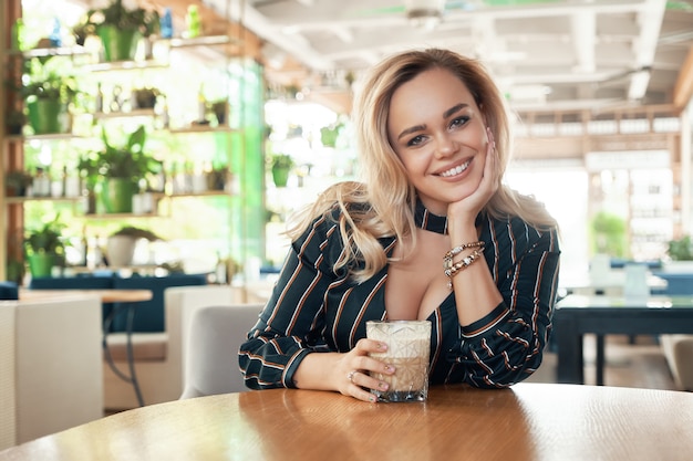 Exitosa mujer bebiendo un café con leche