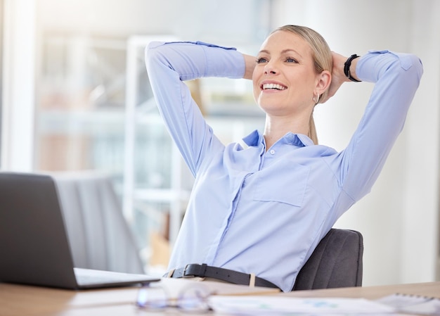 Exitosa mujer de negocios feliz y satisfecha realizada con el objetivo del trabajo de la tarea o cerrando un trato exitoso Manos cómodas detrás de la cabeza y relájese con el empresario disfrutando de un descanso y descansando en la oficina