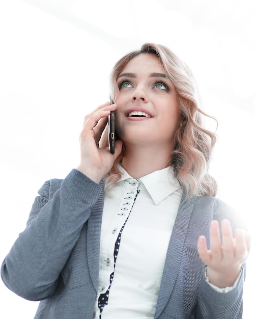 Exitosa mujer de negocios hablando por teléfono