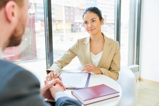 Exitosa mujer de negocios en reunión con el cliente