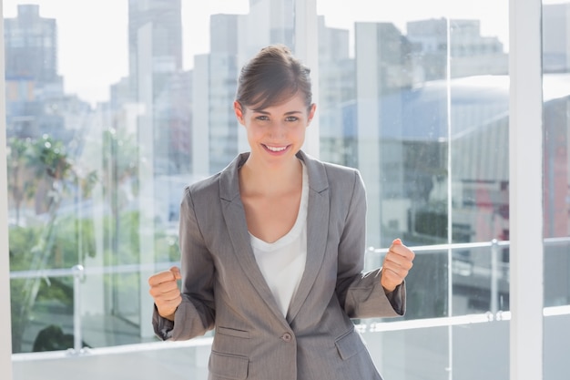 Exitosa mujer de negocios sonriendo a la cámara