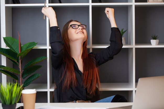 Exitosa mujer de negocios trabajando en la computadora en la oficina