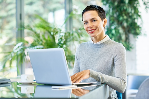 Exitosa mujer de negocios trabajando en oficina