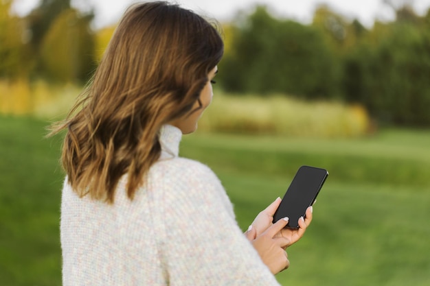 Exitosa mujer de negocios usando un nuevo teléfono