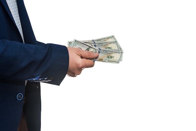 Exitoso empresario sosteniendo dinero en efectivo en dólares estadounidenses aislado en la pared blanca