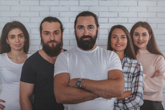 Exitoso equipo creativo de negocios sonriendo a la cámara